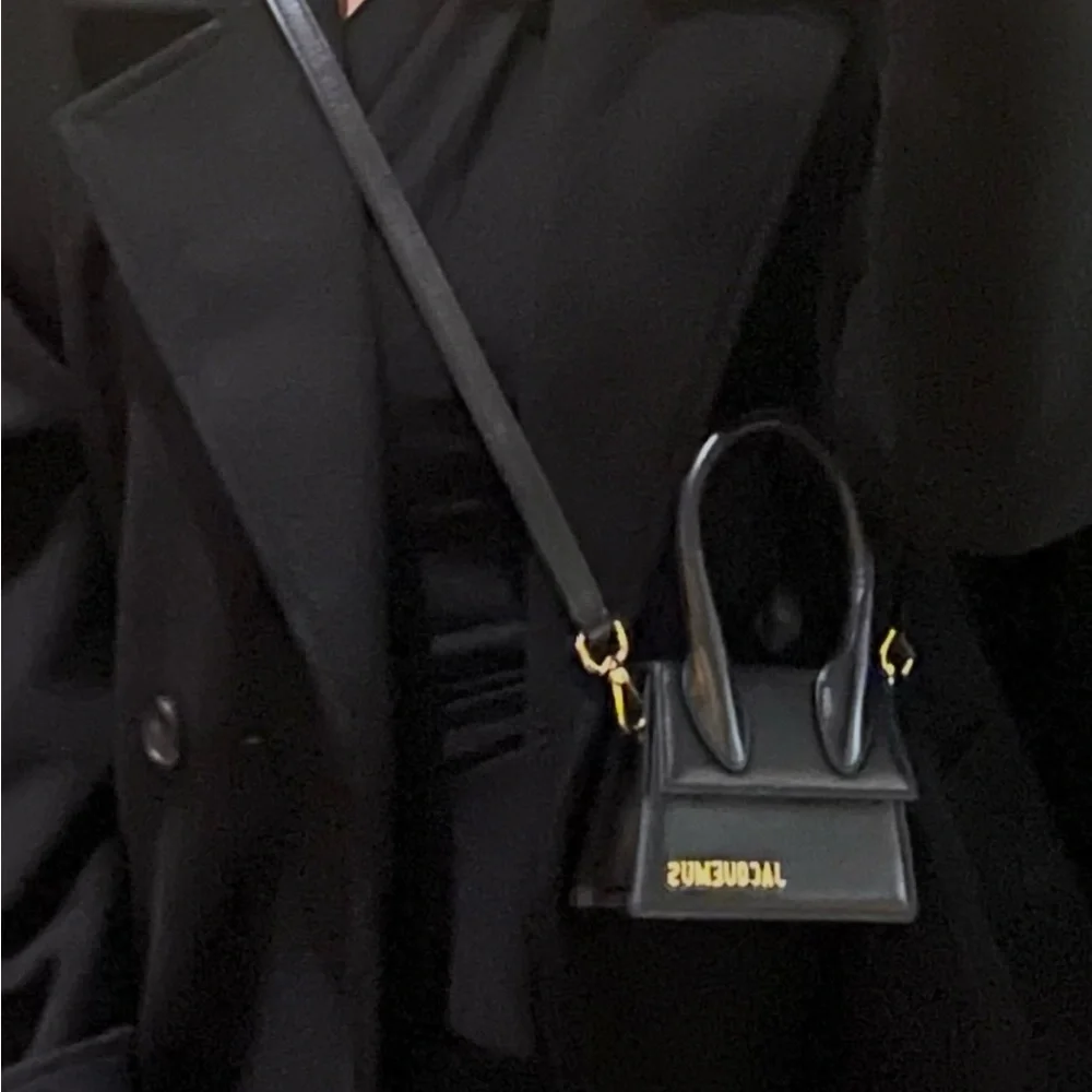 Jacquemus Elegant Black Leather Handbag - Picture 2 of 4